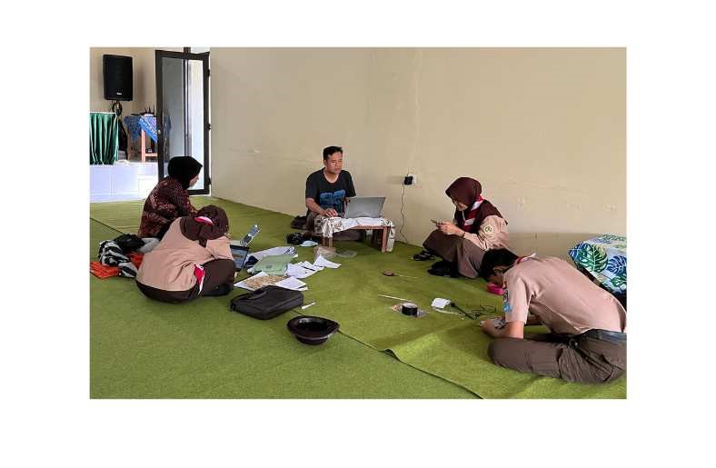 Berjibaku Tim Reportase Kwarran Dukuhwaru Sebar Informasi