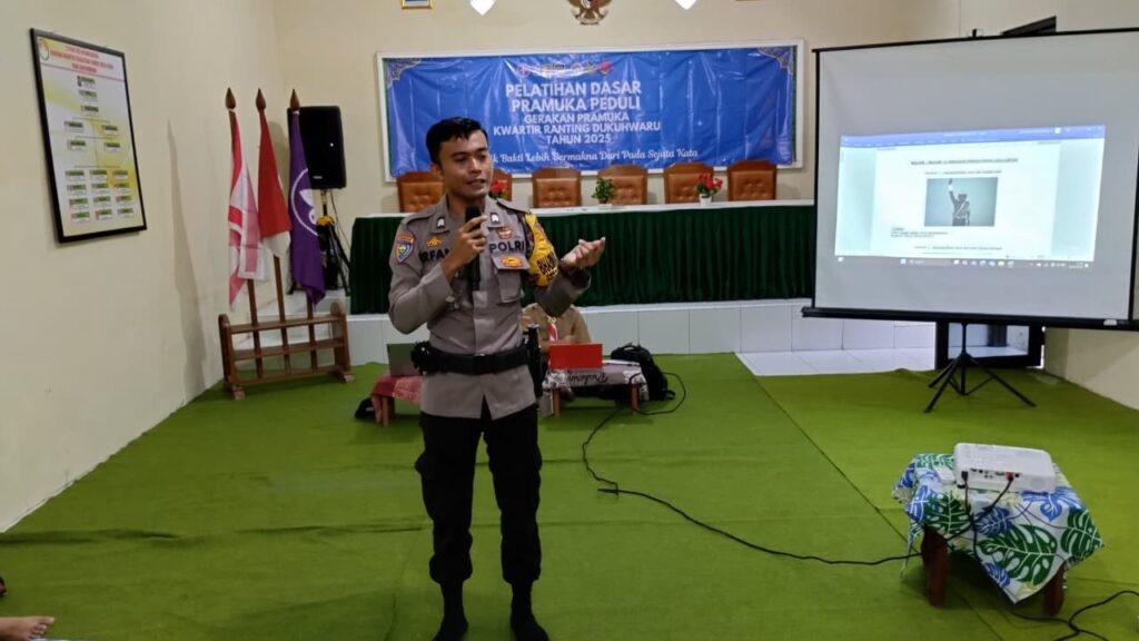 Dihadapan Puluhan Anggota Pramuli Polsek Dukuhwaru Berikan Arahan