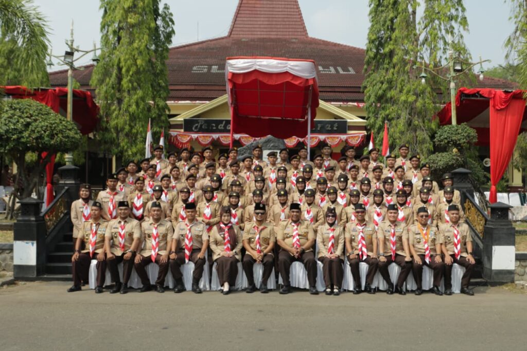 Hari Pramuka ke-65 Kwarcab Tegal: Bupati Ischak Serahkan Lencana Kwarnas dan Lepas Aksi Pramuka Peduli