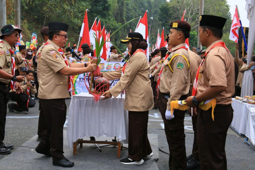 Kajari Kabupaten Tegal Serahkan Tunas Kelapa ke Kwarcab Pemalang